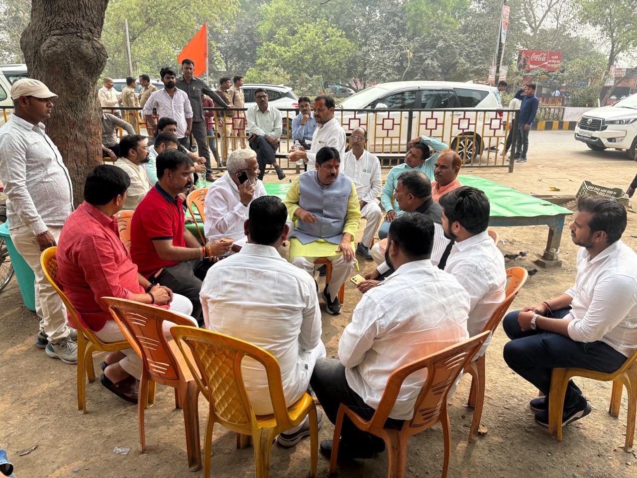 पूर्व कैबिनेट मंत्री स्वतंत्रदेव सिंह ने कार्यकर्ताओं संग की चाय पर चर्चा