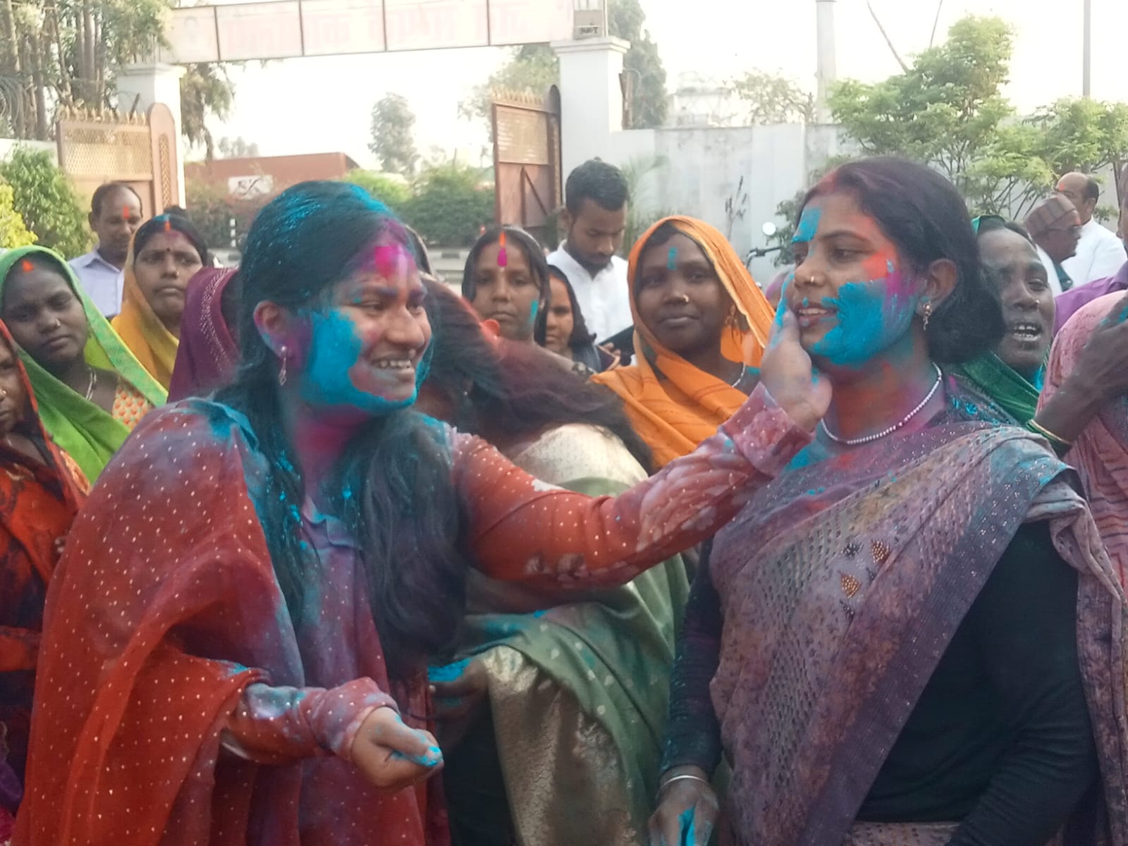 विधायक स्वाभिमान कार्यालय पर मनाया गया होली मिलन समारोह,जमकर उड़े अबीर-गुलाल