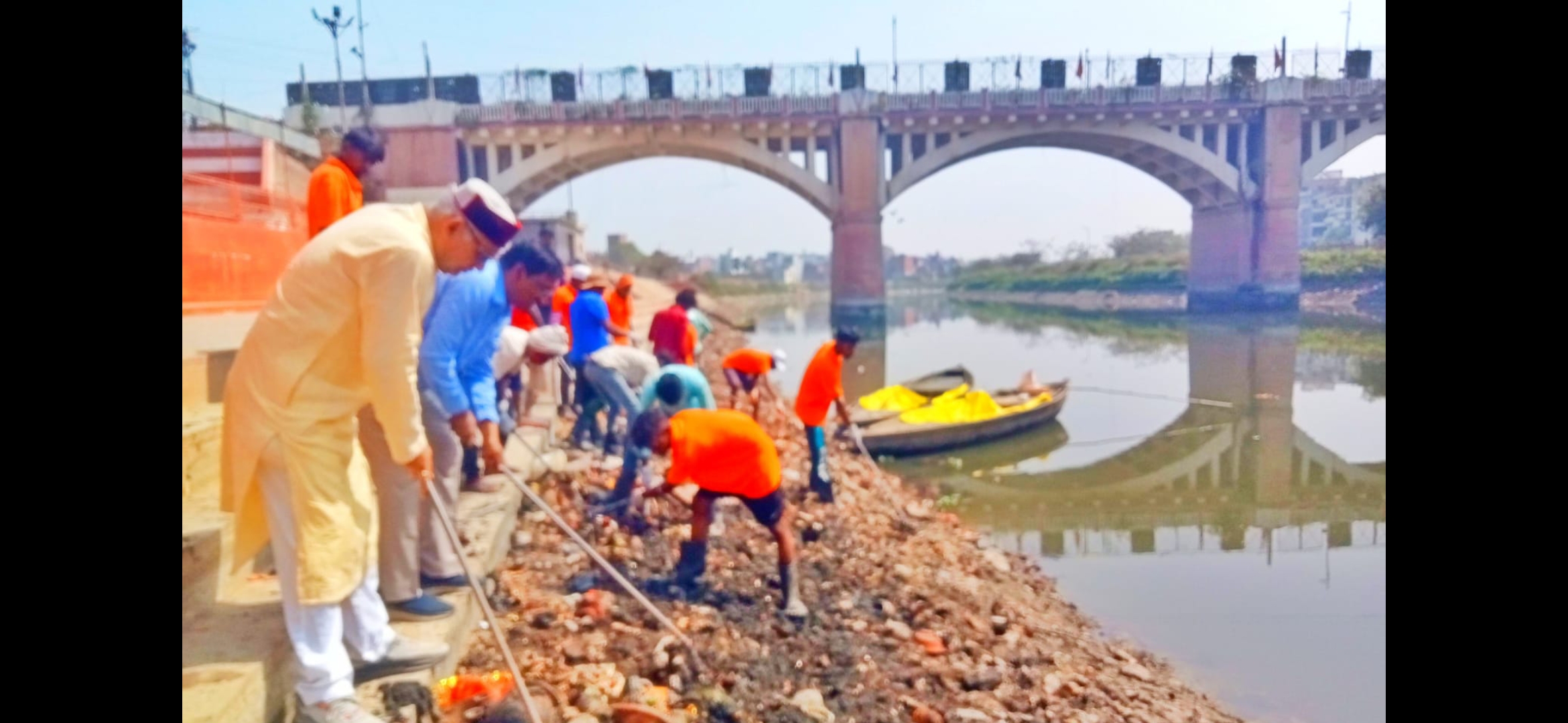 वाराणसी। स्वच्छता अभियान के तहत शास्त्री घाट सहित आसपास वरुणा नदी की की गई साफ सफाई