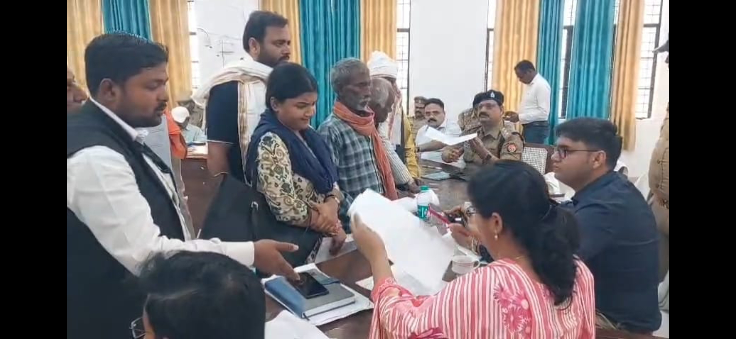 संपूर्ण समाधान दिवस में एसडीएम ने सुनी लोगों की फरियाद1