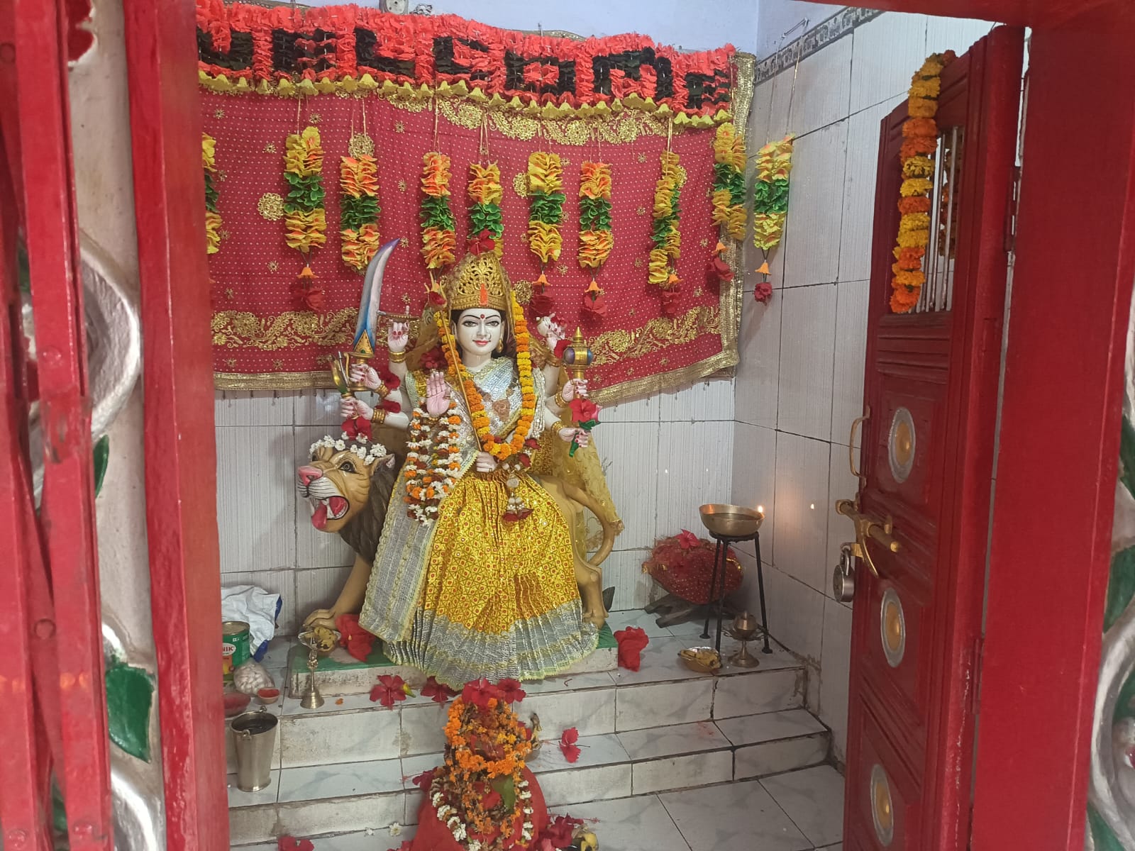 देवी मंदिरों में माता महागौरी की पूजन- अर्चन के लिए उमड़ी भारी भीड़-