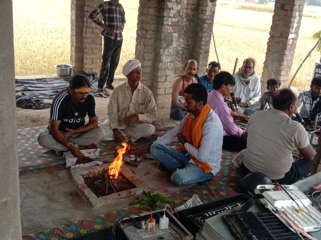 24घंटे चला हरि कीर्तन,  खंडवारी बंधवा मां काली व ढीह बाबा दरबार में झूम उठे भक्तगण पूर्व प्रधान भज्जुराम सिंह  चौहान का आस्था के प्रति एक अलग ही अंदाज