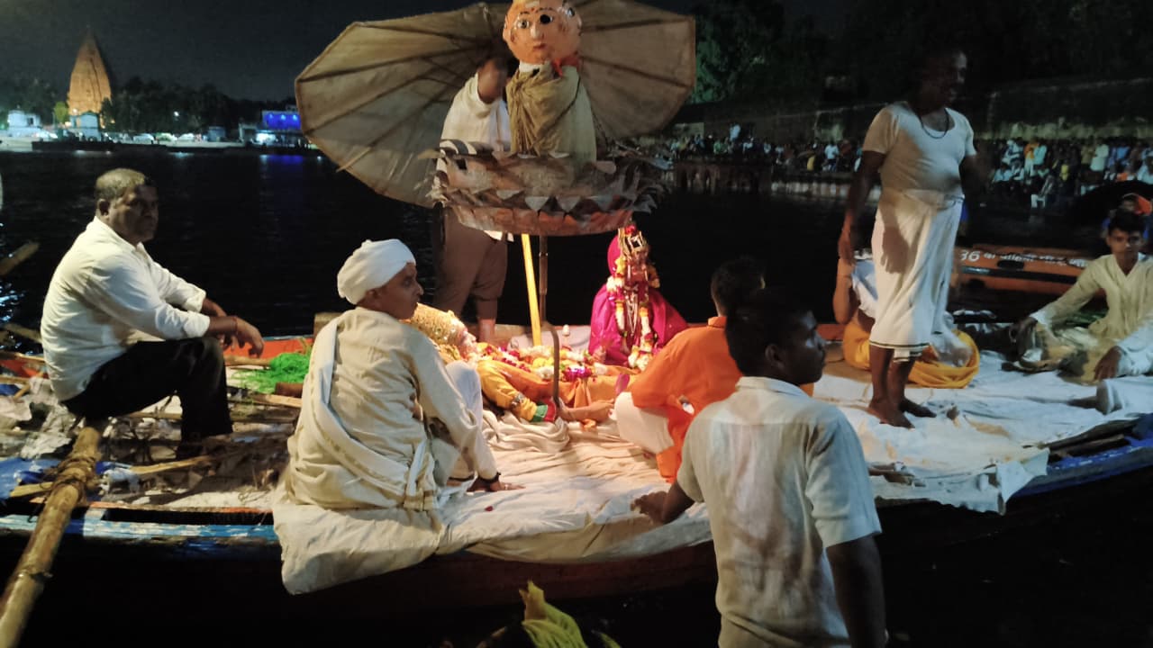 भगवान शिव की नगरी में प्रभु श्री राम को समर्पित रामनगर की हर डगर राममय हो उठी, हर-हर महादेव के साथ जय श्रीराम का उद्घोष गुंजायमान हुआ। 