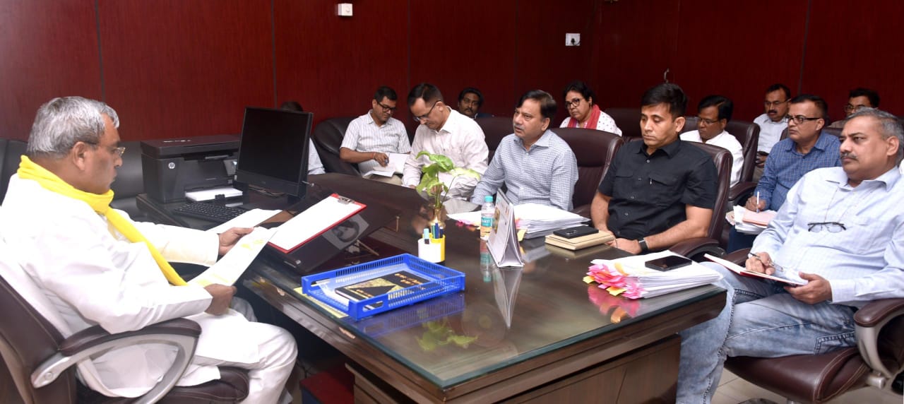 पंचायती राज मंत्री श्री ओम प्रकाश राजभर ने विभागीय योजनाओं की समीक्षा कर समयबद्ध क्रियान्वयन पर दिया जोर