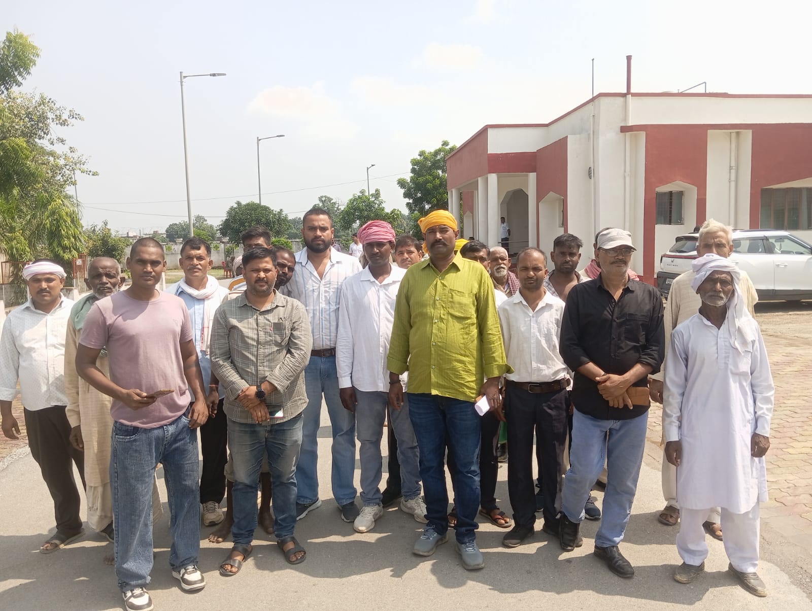 बनरसिया गांव की मूलभूत समस्याओं को लेकर जिलाधिकारी से गुहार, सड़क निर्माण व स्वास्थ्य केंद्र की मांग