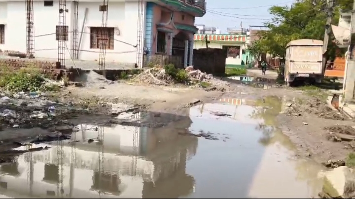 बिछड़ी अलीनगर में जलभराव और खराब नाली से लोग परेशान, पूर्व सभासद ने नगर पालिका से की तत्काल कार्रवाई की मांग