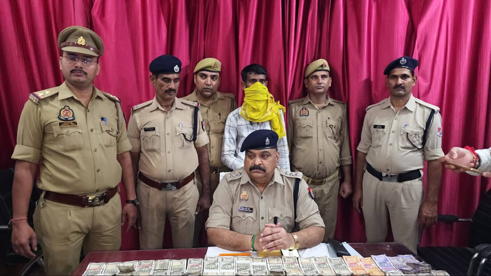 बैग खुला तो निकले 43 लाख!,डीडीयू जंक्शन पर नकदी का बड़ा खेल,